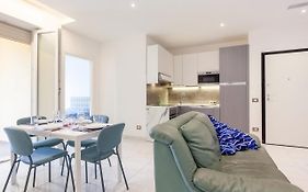 Seaside Flat With Swimming Pool And Private Parking